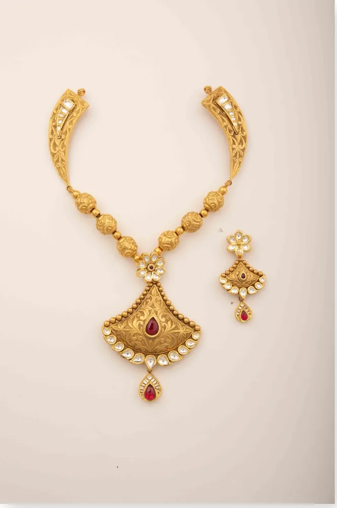 Gold Fan Pendant Necklace Set
