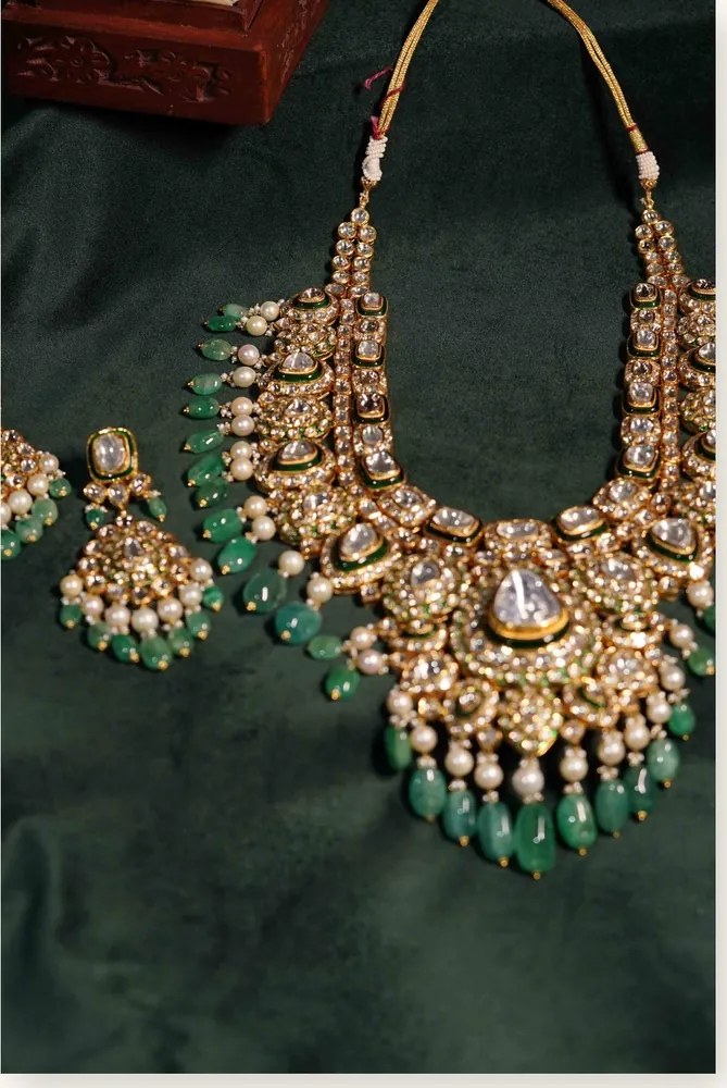 JKJ polki necklace with emerald drops, close-up